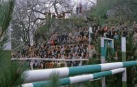 (audience applauding)