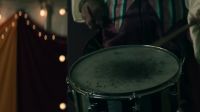 (drumming)