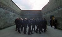 Prisoners, halt!