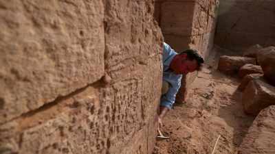 ‫في هرم يسميّ "كي يو-1" يقوم فريق
‫"جيف" بتحريك 100 طن من الأرض، - Black Pharaohs: Sunken Treasures