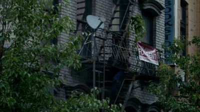 33 David to central requesting
immediate backup. (Static crackles) - Castle