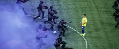SPORTSCASTER: 50 to 60 armed men and women standing on the pitch. - The Tomorrow War