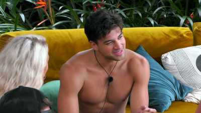 >> 6.3 AND A HALF. - Love Island
