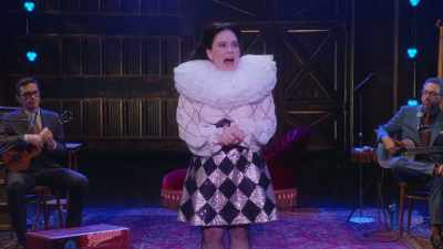 Așa că, m-am trezit o persoană divorțată. - Alex Borstein: Corsets & Clown Suits