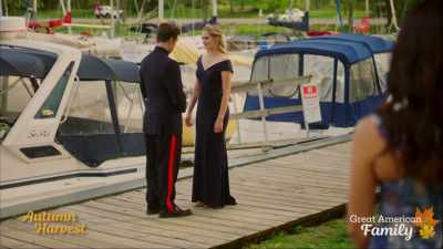 A acceptat să mă lase
să trăiesc aici - A Royal Seaside Romance