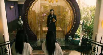 A bad spirit resides
in your lower back. - The Confidence Man JP - The Movie -