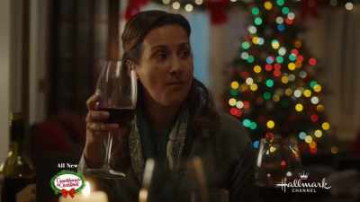 A beautiful tree, wreaths,
banners, ribbons, - A Royal Queens Christmas