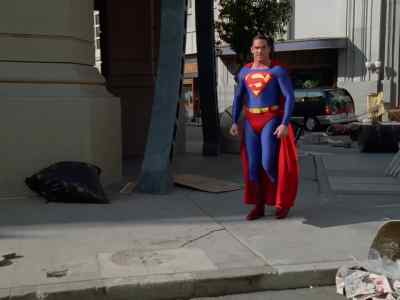 A change in uniform, Kal-El? - Lois & Clark: The New Adventures of Superman
