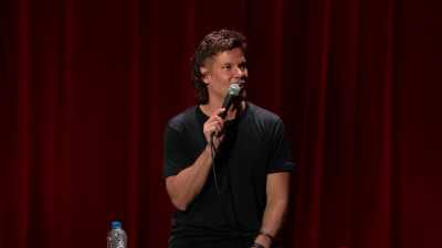 A chytil autismus. Dost ho to lízlo. - Theo Von: Regular People