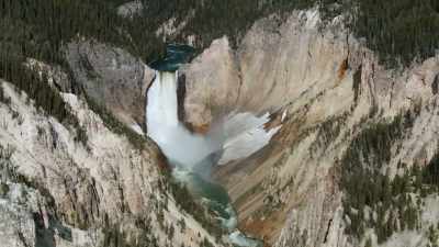 A clash that echoes
through yellowstone. - Epic Yellowstone