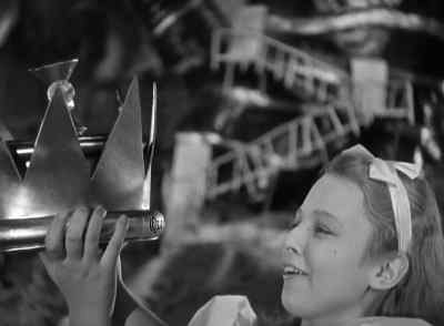 A crown!
A golden crown! - Alice in Wonderland