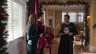 - A daiquiri.
- Oh, make that two. - To Have and to Holiday