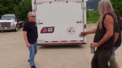 A few hours later,
Mike has a surprise visitor. - Rust Valley Restorers