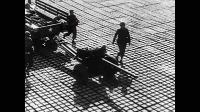 A flexible roadway on a floating pier - The Buildings That Fought Hitler