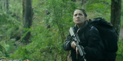 A fucking arrow! She's gonna kill us all. - Sayen
