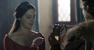 -A gift for you, mama.
-Thank you. - Medici: Masters of Florence