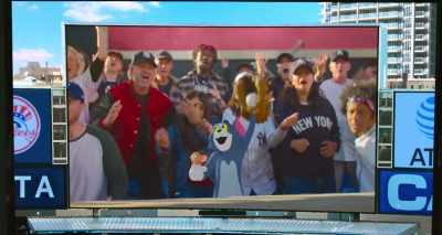 一个毛茸茸的手套伸手接住了球
A hairy fan has reached over and caught the ball. - Tom & Jerry