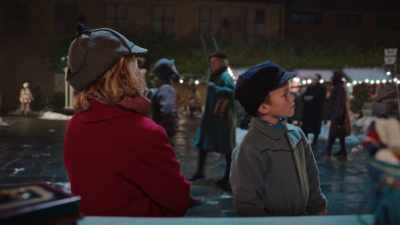 A hat. A green coat. And no glasses. - Teddy's Christmas