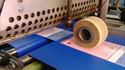 A HOT KNIFE THEN CUTS
AND SEALS IT AT BOTH ENDS. - How It's Made