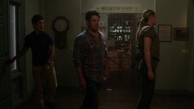A house divided cannot--
ooh, gift shop. - The Librarians