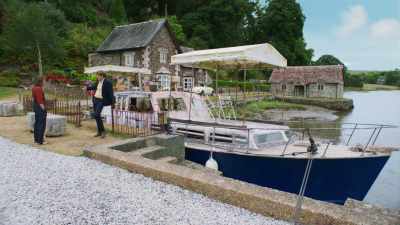 -A houseboat.
-It's still a boat. - Beyond Paradise
