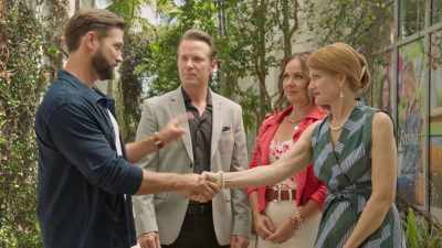 - A mãe do Mark.
- A cliente da Evie. - Let Love Grow