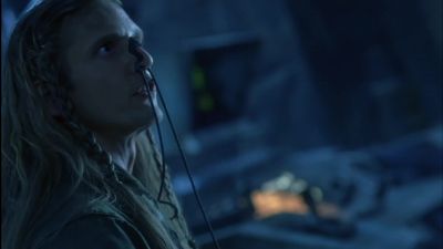 A man getting leverage over a Psychlo - Battlefield Earth