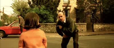 A neighbour fools her into thinkingher camera causes accidents. Because she'd been taking picturesall afternoon, Amélie is petrified. She stares at the TV,racked by the guilt of causing a huge fire, two derailments and a jumbo jet crash. A few days later, - Amélie