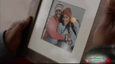 - A new picture frame.
- I can hang it for you. - Christmas Under the Stars