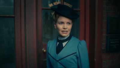 A PARROT WAS FOUND POISONED
AT THE MURDER SCENE. - Miss Scarlet and the Duke