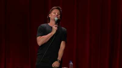 A pouta mu visela na ramenou. - Theo Von: Regular People