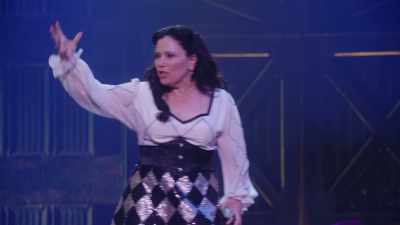 A reușit fără ajutorul nimănui, - Alex Borstein: Corsets & Clown Suits