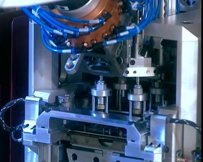 A ROBOTIC ARM
PICKS UP FOUR CAPS AT A TIME - How It's Made