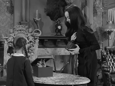 -A shrunken head.
-Just what he wanted. - The Addams Family