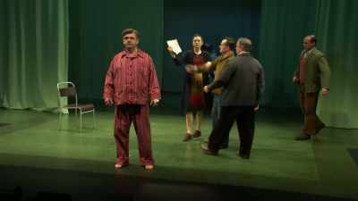- A strike.
- An industrial... confrontation. - National Theatre Live: Nye