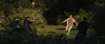 - A terra!
- No! - Butta la pistola! - Here Now