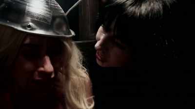A ti?
-Ne brini zbog mene. - Dracula in a Women's Prison
