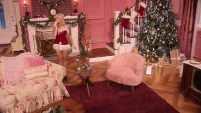 A tree, three walls,
and a live studio audience. - A Nonsense Christmas with Sabrina Carpenter