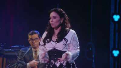 A ucis, de asemenea,
șase milioane de oameni, - Alex Borstein: Corsets & Clown Suits