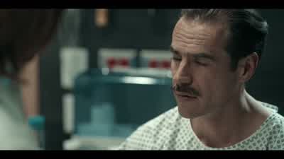 A ver. Voy a revisar sus pupilas. - Dark Desire