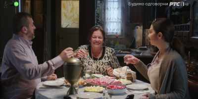 - A vuestra salud.
- Igualmente. - Ajvar