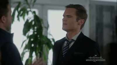 A wealthy victim is
poisoned in full view - Aurora Teagarden Mysteries: An Inheritance to Die For