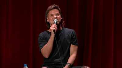 A zpod deky se ozvalo: „Válka!“ - Theo Von: Regular People