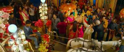Aabha, where is the platter of sweets?
- Mom. - Shaadi Mein Zaroor Aana