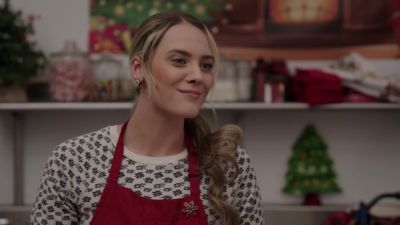 Aaron, can you take
the dirty dishes home - Christmas Wreaths and Ribbons