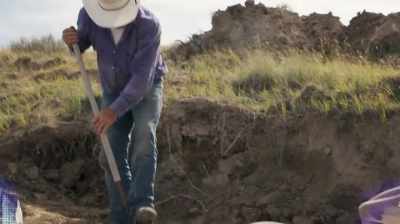 Aaron: HERE WE'VE GOT STUFF - Dino Hunters