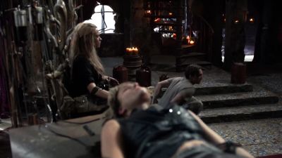 Abby, Abby, we've
got a problem. - The 100