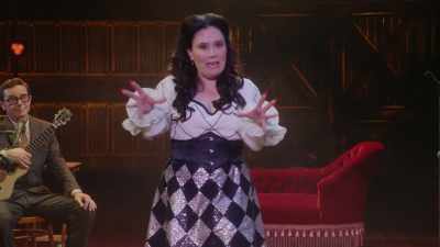 Acelora dintre voi cărora vă place - Alex Borstein: Corsets & Clown Suits