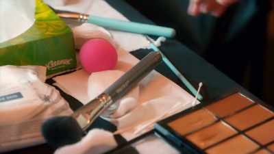 Actors, I'm gonna be calling you through
in your pairs for your screen tests. - Glow Up: Britain's Next Make-Up Star