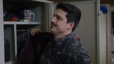 - Actually, er, I do need something.
- Yeah, name it. - Chicago Fire